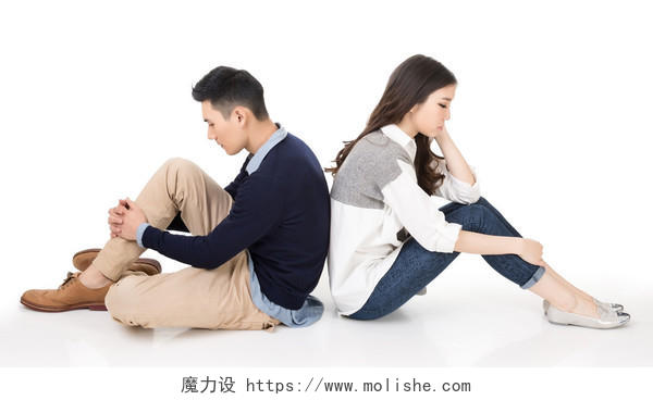 不愉快的年轻夫妇坐在地上背对背焦虑